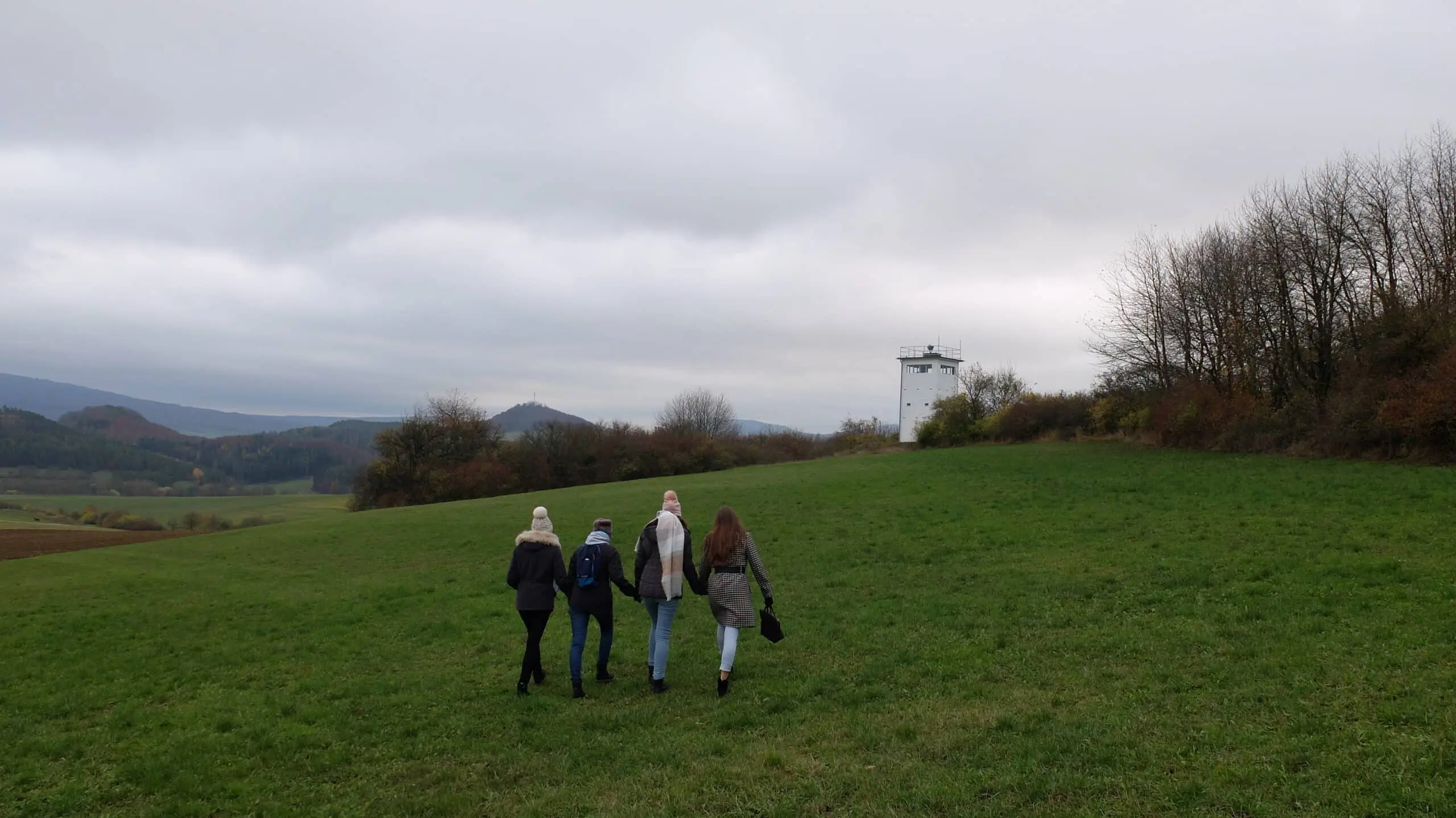 Schülerinnen auf dem Weg zum Wiesenfelder Turm