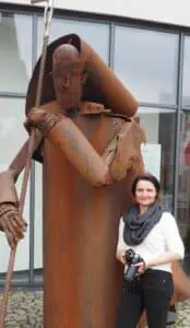 Aline Gros, wissenschaftliche Mitarbeiterin der Point Alpha Stiftung, hat in einem Videofilm die Skulpturen auf dem „Weg der Hoffnung“ fotografisch völlig neu in Szene gesetzt.. Foto: Point Alpha