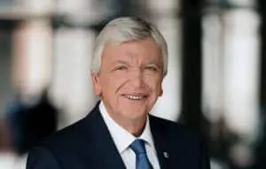 Hält im US Camp die Laudatio auf den Point-Alpha-Preisträger: der Hessische Ministerpräsident Volker Bouffier. Foto: Staatskanzlei/Tobias Koch