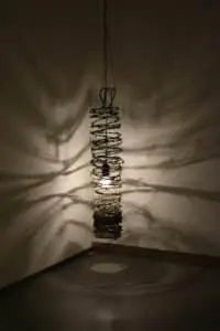 Lichtinstallation: Der Schatten des spiralig gewundenen Stacheldrahtes fällt vergrößert auf nahe liegende Gegenstände und Wände. Foto: P. Schipper