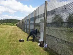 Im Laufe der letzten sechs Jahre sind zahlreiche Arbeiten von den Lochbetonplatten des Kolonnenweges, vom Stacheldraht des Grenzzauns und vom Streckmetallzaun an der Gedenkstätte Point Alpha entstanden. Foto: G. Dalhoff