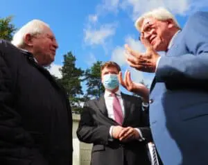 Dr. Vogel (links) und Volker Bouffier (rechts) werden von Dr. Stefan heck in der Gedenkstätte Point Alpha begrüßt.