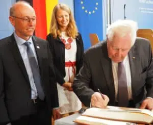 Der Point-Alpha-Preisträger signiert die Goldenen Bücher der Stadt Geisa und der Gemeinde Rasdorf im Beisein von Bürgermeisterin Manuela Henkel und Bürgermeister Jürgen Hahn.