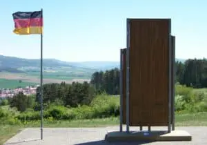 Neben dem US Camp erinnert das Denkmal der deutschen Teilung und Wiedervereinigung an die Opfer der Teilung. Es wurde am 13. August 2000 eingeweiht.