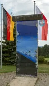 Ein Original-Element aus der Berliner Mauer ist auch an der Gedenkstätte Point Alpha zu besichtigen.