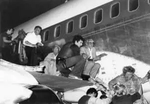Mitglieder der Spezialeinheit GSG 9 der Bundespolizei stürmen am 18. Oktober 1977 die entführte Lufthansamaschine „Landshut“ in Mogadischu. Es gelingt, alle Geiseln lebend zu befreien, drei der vier Geiselnehmer werden bei dem Einsatz getötet. Quelle: Bundespolizei
