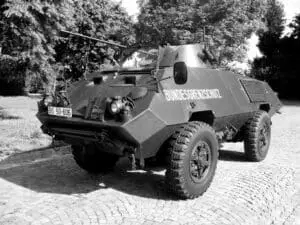 Der erste in der Anfangszeit des BGS eingesetzte Sonderwagen stammt wie der Großteil der Ausrüstung und Fahrzeuge aus Altbeständen. Der „Geschützte Sonderwagen M8“ (SW M8) ist ein umgebauter Spähpanzer der amerikanischen Streitkräfte des Typs M8 Greyhound, der im Zweiten Weltkrieg verwendet wurde. Ein Original-Exponat der Ausstellung. Quelle: Bundespolizei