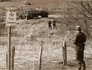 Auge in Auge am „Eisernen Vorhang“: Nur getrennt durch den Grenzzaun auf dem Todesstreifen standen sich die Beamten des Grenzschutzes und die DDR-Grenzsoldaten gegenüber. Foto: Point Alpha Stiftung