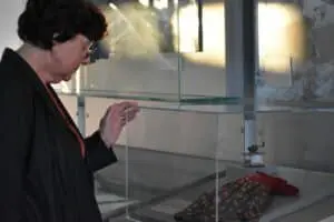 Ohne Vorankündigung kam das Polizeikommando zur Räumung. Retten konnte Tröbs unter anderem nur ein Puppenkleid und eine Spielzeug-Kaffeemühle, heute Leihgaben in der Dauerausstellung im Haus auf der Grenze.