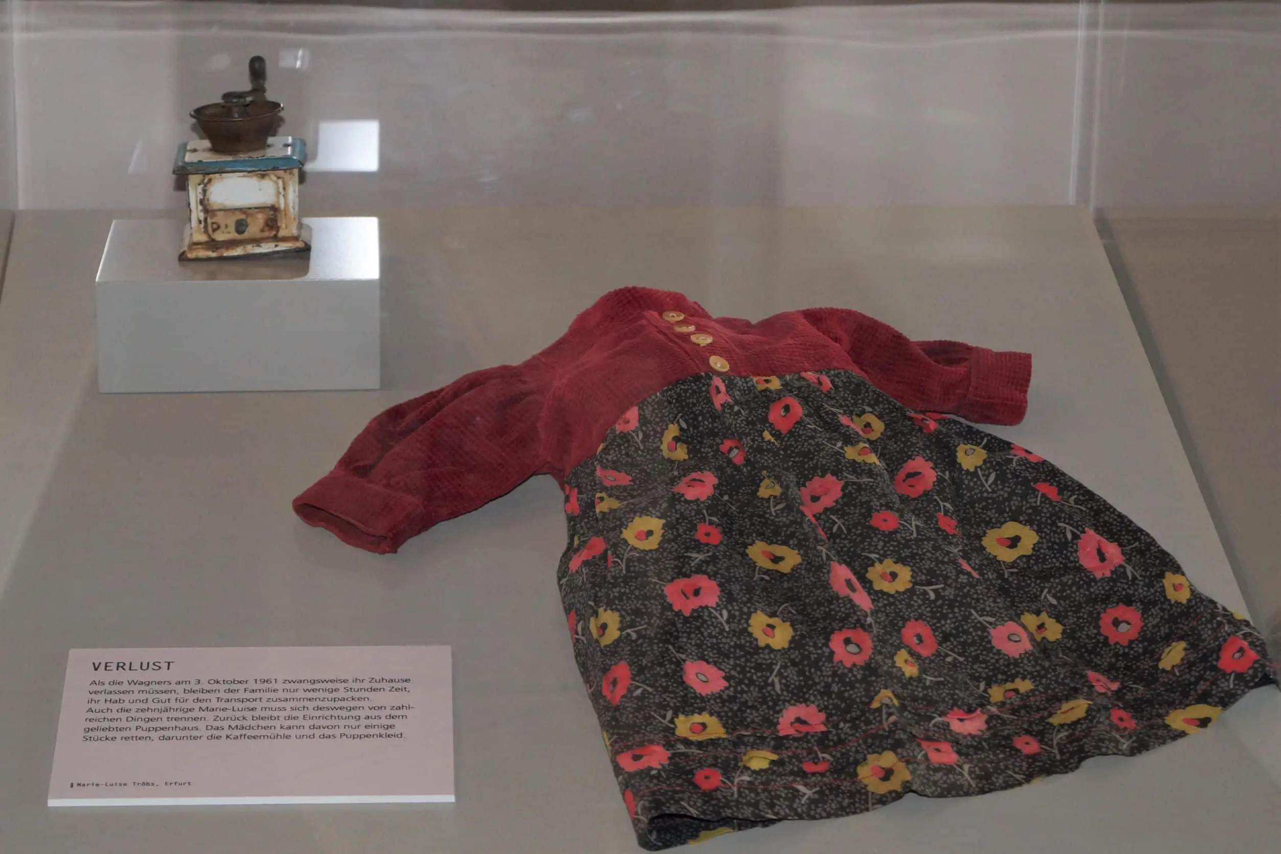 Viel konnte Marie-Luise Tröbs bei ihrer Zwangsumsiedlung vor 60 Jahren nicht einpacken. Das Puppenkleid und die kleine Spielzeug-Kaffeemühle gehören inzwischen zur Dauerausstellung der Gedenkstätte Point Alpha.