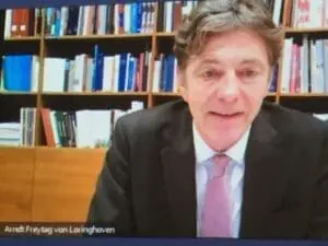 Der deutsche Botschafter in Polen, Dr. Arndt Freytag von Loringhoven, übermittelte virtuell ein Grußwort an das Publikum im Haus auf der Grenze.