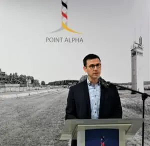 Sebastian Leitsch, Geschäftsführender Vorstand der Point Alpha Stiftung, begrüßte die Gäste im Haus auf der Grenze. 