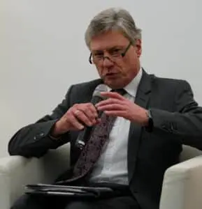 Der Journalist Claus Peter Müller von der Grün moderierte mit Charme und Witz das 11. Geisaer Schlossgespräch.