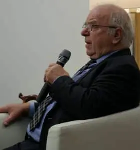 Prof. Dr. Richard Schröder war einer der bekanntesten Politiker der kurzen Periode der demokratischen DDR. Als Fraktionsvorsitzender der Sozialdemokratie in der Volkskammer 1990 und Mitglied des Bundestags bis zur Konstituierung des gesamtdeutschen 12. Bundestags war er entscheidend an der deutschen Wiedervereinigung beteiligt.