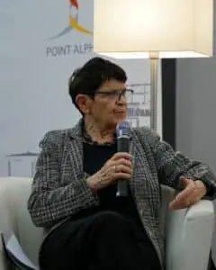 Prof. Dr. Rita Süssmuth war nicht nur in ihrer Funktion als Bundestagspräsidentin mit ihren klaren politischen Positionen Wegbereiterin eines in die europäische Staatengemeinschaft integrierten und geeinigten Deutschland.