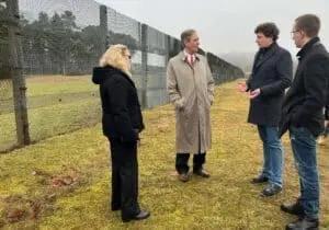 Die Gäste an der rekonstruierten Grenzanlage.