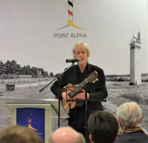 Für die musikalische Abrundung sorgte Karl-Heinz Bomberg mit eigenen Liedern und Texten.