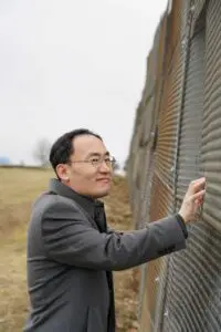 Konsul Hyunjoo Oh an der Rekonstruktion des „Eisernen Vorhangs“ auf Point Alpha.