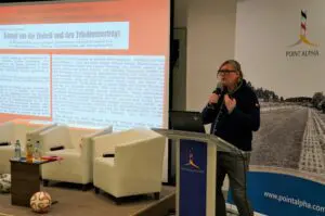 Ausgewiesener Kenner und Allrounder in Sachen „Sport und Politik“: Referent, Autor sowie Vorsitzender vom Zentrum deutsche Sportgeschichte, Dr. René Wiese, hielt im Haus auf der Grenze einen fundierten Vortrag.