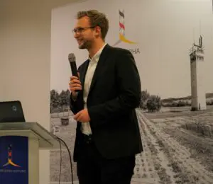 Benedikt Stock, Geschäftsführender Vorstand der Point Alpha Stiftung, konnte in der Gedenkstätte zahlreiche interessierte Zuschauer begrüßen.