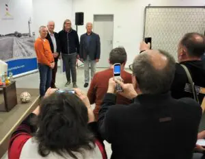 Geduldig stellten sich die prominenten Gäste den Foto-Wünschen der Medien und Zuschauer.