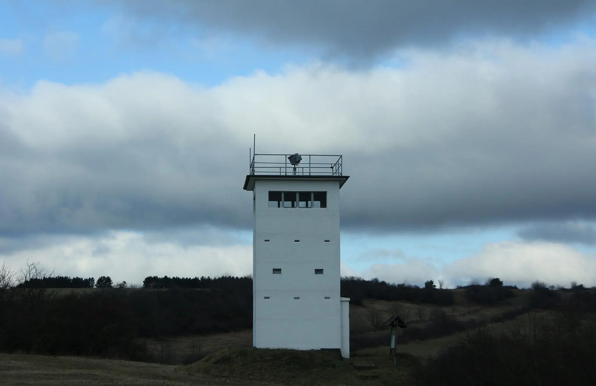 Der Wiesenfelder Turm bot Platz für eine sechsköpfige Besatzung, die bis zum Jahr 1990 von dort aus jeweils in Wachschichten einen 15 Kilometer breiten Abschnitt der Grenze kontrollierte.