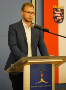 Benedikt Stock erinnerte an das großartige Engagement der US-Army am „Observation Post Alpha“.
