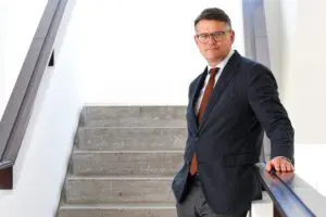 B: Auch der neue Ministerpräsident von Hessen, Boris Rhein, wird zur Preisverleihung erwartet. Foto: Staatskanzlei