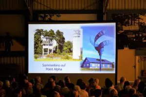 Sommerkino auf Point Alpha: Die Atmosphäre im US Camp von Point Alpha ist authentisch und das Ambiente für ein Kino-Erlebnis nicht alltäglich.