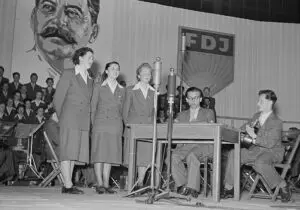 Die Freien Deutschen Jugend (FDJ) zählte zu einer der zentralen Organisationen in der DDR. Hier eine Szene von einer Kulturveranstaltung. Foto: Bundesarchiv/Fotothek/R. Rössing