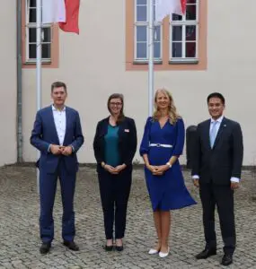 Ken Toko (rechts) zu Gast im Schloss Geisa mit (von links) dem CDU-Bundestagsabgeordneten und Stiftungsratsmitglied Christian Hirte, der Leiterin des Gästehauses der Point-Alpha-Akademie Tina Maskow und Bürgermeisterin Manuela Henkel.