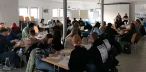 Geschichte hautnah erfahren: Die Schulklassen aus Hünfeld und Kaltensundheim hörten aufmerksam den Erzählungen der Zeitzeugen zu.