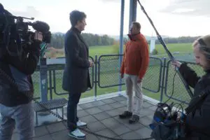 Der wissenschaftliche Mitarbeiter der Point Alpha Stiftung, Johannes Schneider (2.v.l.) im Gespräch mit dem Team vom ZDF-Länderspiegel.
