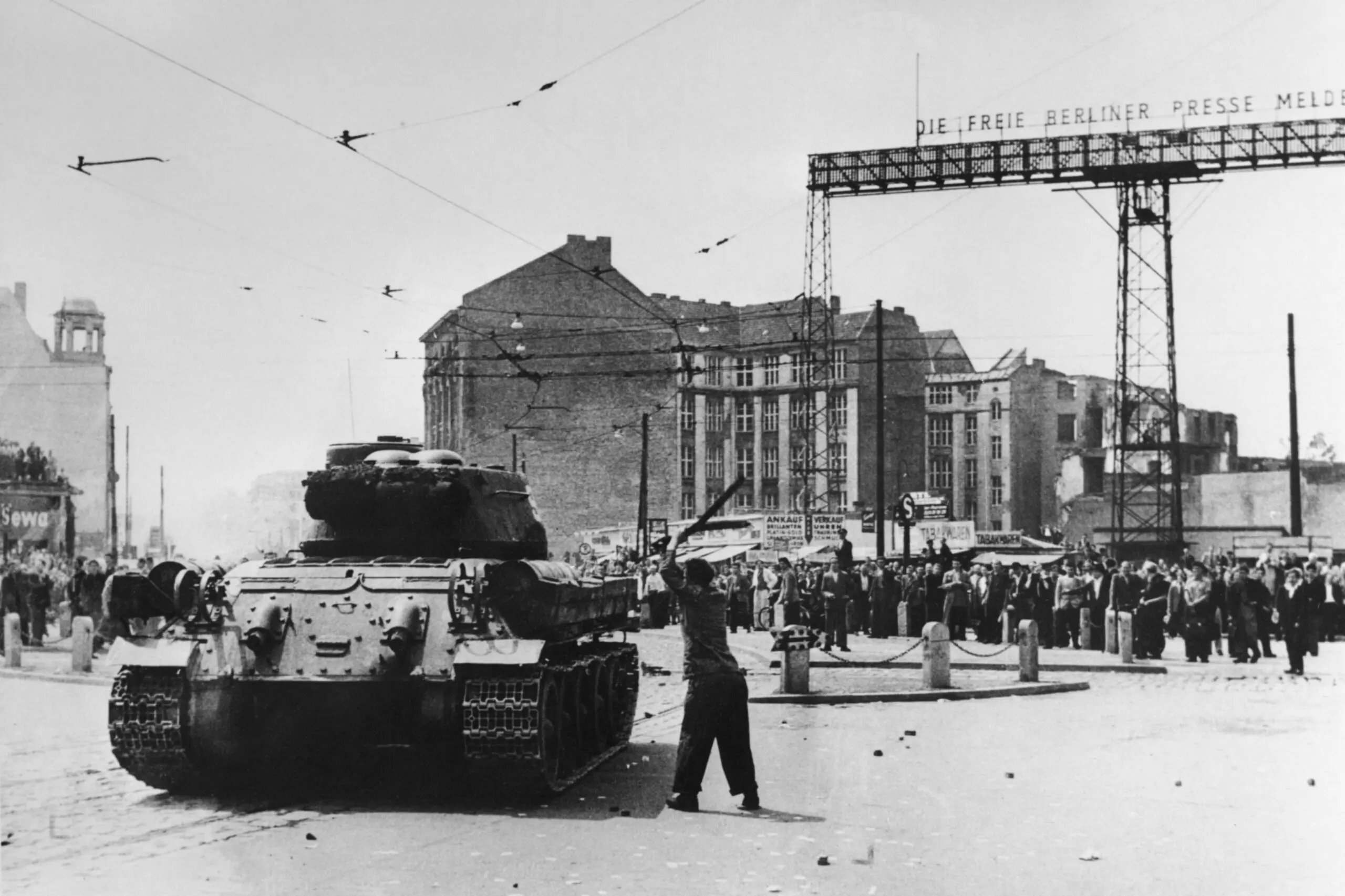 Ost-Berlin am 17. Juni 1953. Ein Mann schlägt mit einer Stange auf einen sowjetischen Panzer ein (Nähe Potsdamer Platz). Quelle: Bundesregierung / Perlia-Archiv