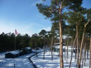 Winterliche Stimmung im verschneiten US Camp der Gedenkstätte Point Alpha.