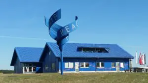 Das Haus auf der Grenze mit Friedensspirale.