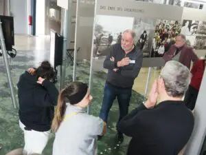 Aufmerksam folgt die Gruppe in der Ausstellung den Schilderungen des Point-Alpha-Gästeführers Klaus Kompfe (Mitte).
