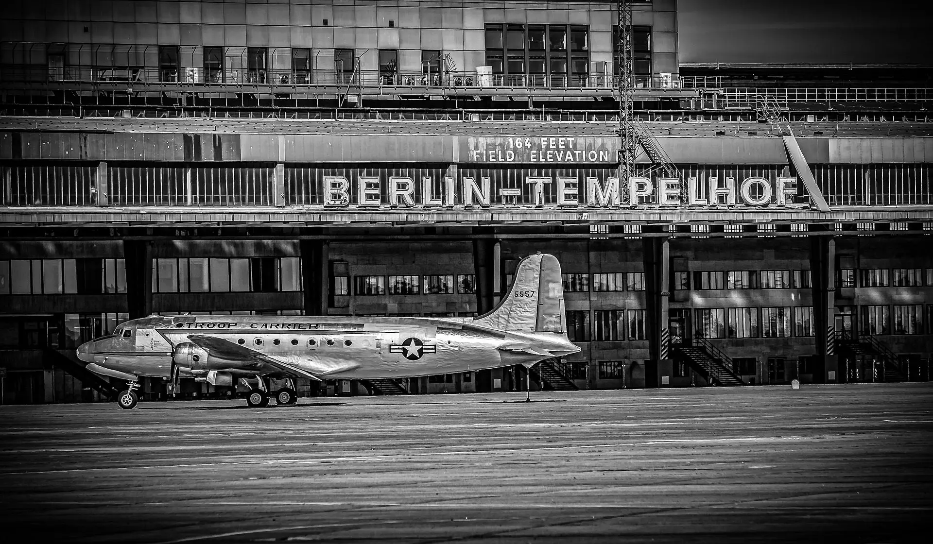 Ein "Rosinenbomber" vor dem Berliner Flughafen Tempelhof. Foto: Achim Scholty/Pixabay
