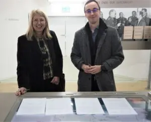 Schulleiterin Susanne Diegelmann und Studienleiter Philipp Metzler im Haus auf der Grenze.