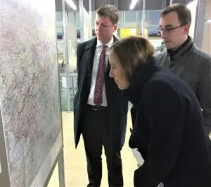 Über mögliche Angriffsszenarien des Warschauer Paktes ließ sich Astrid Wallmann von Philipp Metzler (rechts) und Dr. Stefan Heck aufklären.