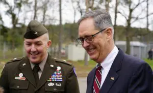 Auch der US-Generalkonsul Norman Thatcher Scharpf aus Frankfurt (rechts) und der Brigadegeneral Jed J. Schaertl, von der U.S. Army Europa und Afrika werden zur Last Border Patrol im ehemaligen Observation Post Alpha erwartet.