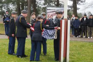Traditionell wird am im US Camp das Sternenbanner eingeholt und an die Point Alpha Stiftung übergeben.
