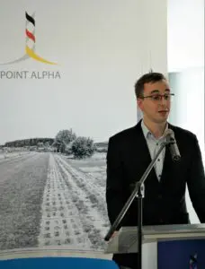 Der Studienleiter der Point Alpha Stiftung, Philipp Metzler, begrüßte den Referenten Peter Schmitz und führte das Publikum im Haus auf der Grenze in das Thema ein.