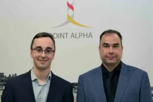 Der Studienleiter der Point Alpha Stiftung Philipp Metzler (l.) begrüßte den Autoren Prof. Florian von Rosenberg, der auf Point Alpha sein neues, wissenschaftlich fundiertes Sachbuch präsentierte.