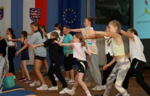 Breakdance ist der erste Tanz, der sich aus der HipHop-Kultur heraus entwickelt hat und zu dem die Melodien von Pop, Funk oder Hiphop gehören.