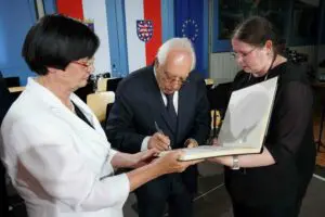 Terrenoire signiert das Goldene Buch der Point Alpha Stiftung, links die ehemalige Thüringer Ministerpräsidentin Christine Lieberknecht sowie die Point-Alpha-Mitarbeiterin Katrin Werth.
