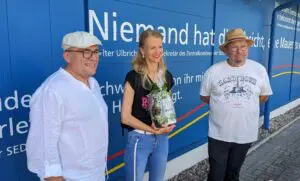 Bürgermeisterin Manuela Henkel überreichte Stelter (r.) ein Präsent.