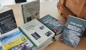 Einige seiner bisherigen Werke hatte der Autor mit nach Point Alpha gebracht.
