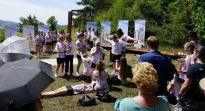 Kunst-Performance von Jugendlichen am „Weg der Hoffnung“.
