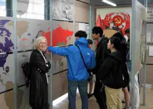 Erstaunt waren die Jugendlichen, dass es im Haus auf der Grenze auch Informationen, Grafiken und Zahlen über den Koreakrieg und dessen Zusammenhang mit dem Kalten Krieg gibt.